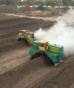 Volteo mecanizado de pilas de compost en la planta Hi-Soil
